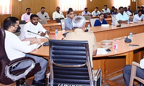 போலீஸ் கட்டுப்பாட்டு அறைக்கு தகவல் செல்லும்படி மென்பொருள் வடிவமைக்க வேண்டும்