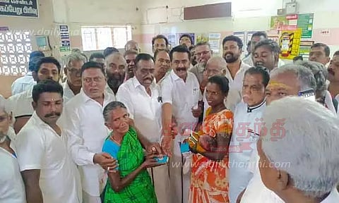 குழந்தைகளுக்கு தங்க மோதிரம் அணிவிப்பு