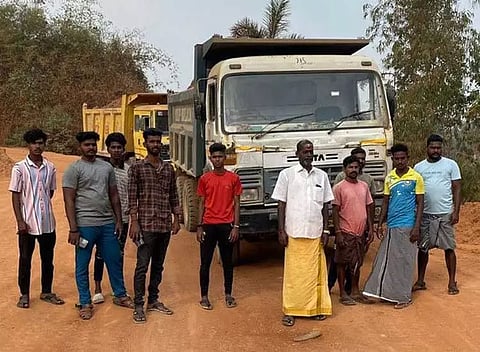 கடலூரில் செம்மண் லாரிகளை சிறைபிடித்து பொதுமக்கள் போராட்டம்