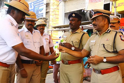 போக்குவரத்து போலீசாருக்கு தொப்பி, மோர்