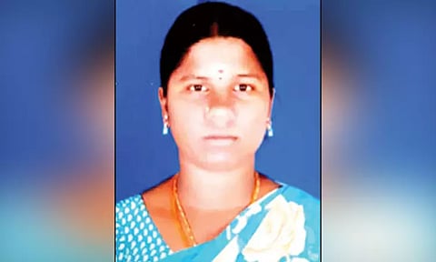 நெருக்கமாக இருந்த படங்களை சமூக வலைதளங்களில் வெளியிட்டதால் கள்ளக்காதலியை உயிருடன் எரித்துக்கொன்ற வாலிபர்