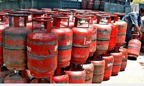 சமையல் கியாஸ் சிலிண்டர் விலை ரூ.50 உயர்வு - வணிக சிலிண்டர் விலை ரூ.351 அதிகரிப்பு