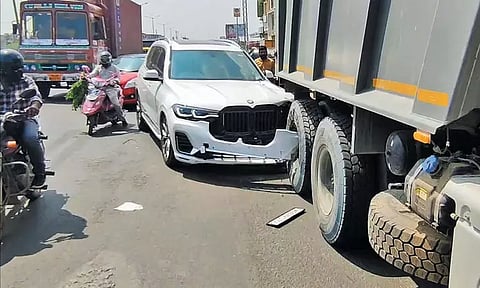 வானகரம் அருகே லாரி மீது சொகுசு கார் மோதல்; 2 பேர் காயம்