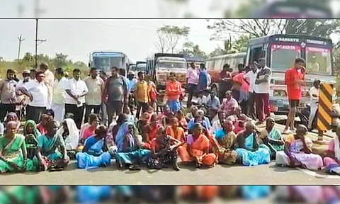 வெங்கல் அருகே சுரங்கப்பாதை அமைத்து தர கோரி கிராம மக்கள் சாலை மறியல் - போக்குவரத்து பாதிப்பு