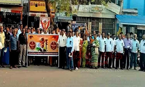 மெழுகுவர்த்தி ஏந்தி மவுன ஊர்வலம்