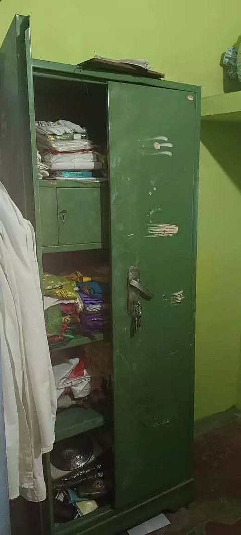 வீட்டின் பூட்டை உடைத்து 2¼ பவுன் தங்க நகை திருட்டு