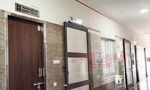 ஸ்கேன் மையத்தில் கழிவறைகள் பூட்டப்பட்டுள்ளதால் நோயாளிகள் அவதி