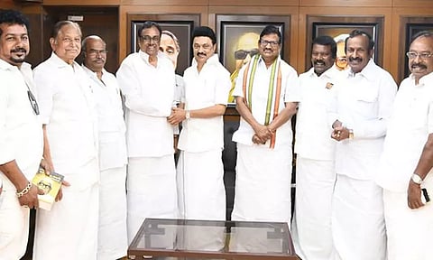 முதல்-அமைச்சர் மு.க.ஸ்டாலினை சந்தித்து வாழ்த்து பெற்றார் ஈ.வி.கே.எஸ். இளங்கோவன்..!