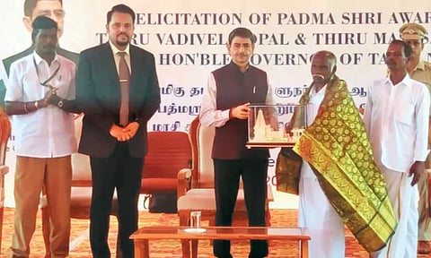 பத்மஸ்ரீ விருது அறிவிக்கப்பட்ட பாம்பு பிடி வீரர்களை நேரில் சந்தித்து கவர்னர் வாழ்த்து