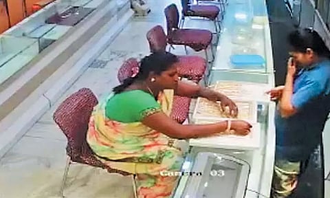 பொன்னேரியில் கடையில் நூதன முறையில் நகை திருடிய இளம்பெண் - கண்காணிப்பு கேமரா பதிவுகளை வைத்து போலீசார் தேடுதல்