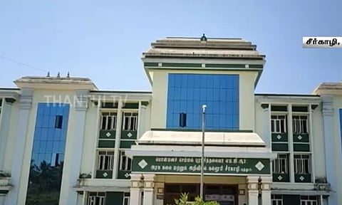 மாணவிக்கு தவறான முறையில் மெசேஜ் அனுப்பிய பேராசிரியர்... தட்டி கேட்ட மாணவனுக்கு கத்திக்குத்து