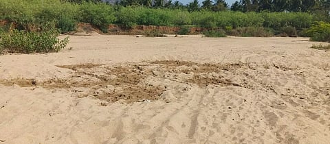 கண்டமனூர் அருகேமூலவைகை ஆற்றில் மணல் அள்ளும் மர்ம கும்பல்