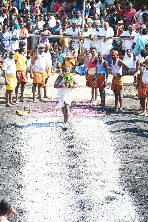 பத்ரகாளியம்மன் கோவிலில் தீ மிதி விழா