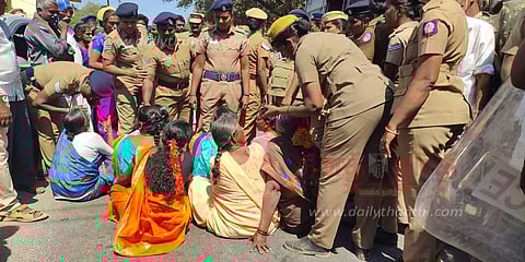 விவசாயிகள் சாலை மறியல் போராட்டம்