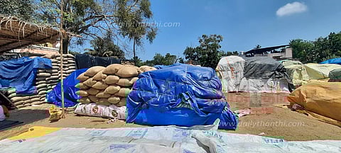 கொள்முதல் நிலையங்களில் ஆயிரக்கணக்கான நெல் மூட்டைகள் தேக்கம்