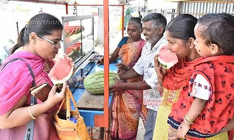 கோடை காலம் தொடங்கும் முன்பே ஈரோடு மாநகரில் சுட்டெரிக்கும் வெயில்;தர்ப்பூசணி, வெள்ளரி பிஞ்சு விற்பனை அமோகம்