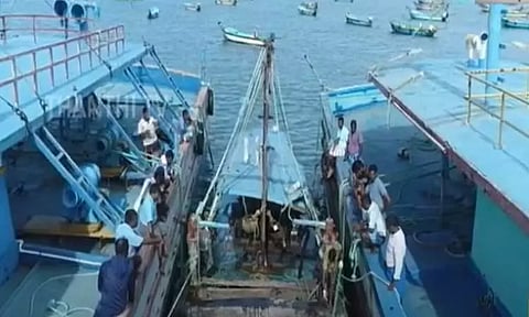 4 படகுகளை விடுவிக்க ரூ.4.50 லட்சம் .. யாழ்ப்பாணம் நீதிமன்ற உத்தரவால் அதிர்ச்சியில் தமிழக மீனவர்கள்