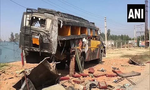 அரியானாவில் பஸ் மீது லாரி மோதி பயங்கர விபத்து - 7 பேர் உயிரிழப்பு, 4 பேர் காயம்