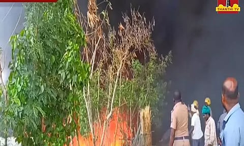 திருக்கோவிலூர் அருகே பழைய பிளாஸ்டிக் குடோனில் பயங்கர தீ விபத்து