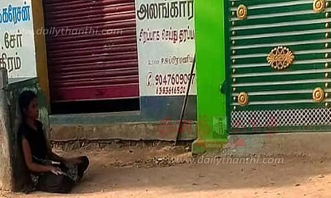 காதலன் வீட்டின் முன்பு இளம்பெண் தர்ணா போராட்டம்