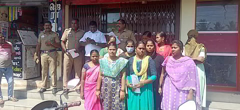 இலவச தையல் பயிற்சி நிறுவனத்தை பெண்கள் முற்றுகை