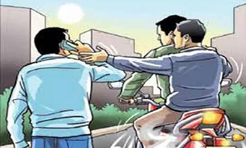 ஈரோடு வ.உ.சி. பூங்காவில் இருந்தவர்களிடம்செல்போன்கள் திருடிய 2 பேர் கைது