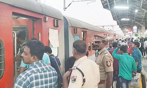 பீகார் செல்லும் ரெயிலில் முன்பதிவு பெட்டிகளை ஆக்கிரமித்த வடமாநில தொழிலாளர்கள்