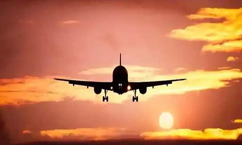 அமெரிக்க விமானத்தில் பயணி மீது சிறுநீர் கழித்த இந்திய மாணவர்