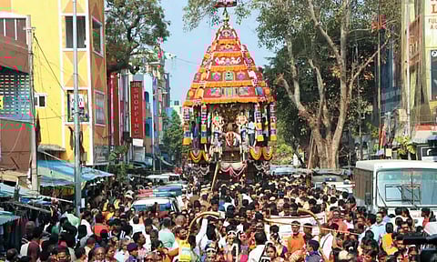 திருவொற்றியூர் வடிவுடையம்மன் கோவில் தேரோட்டம் - ஏராளமான பக்தர்கள் வடம் பிடித்து இழுத்தனர்