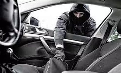 ரூ.15 லட்சம் காரை திருடி ரூ.23 ஆயிரத்துக்கு விற்ற ரவுடி; மனைவியுடன் நூதன முறையில் கைவரிசை