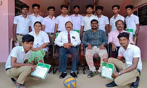 கைப்பந்து போட்டியில் பள்ளி மாணவர்கள் சாதனை