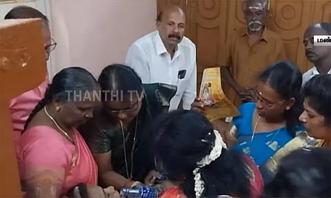 கோவிலில் திடீரென மயங்கி விழுந்த பெண்... கவர்னரே முன்வந்து முதலுதவி - நெகிழ்ச்சி செயல்