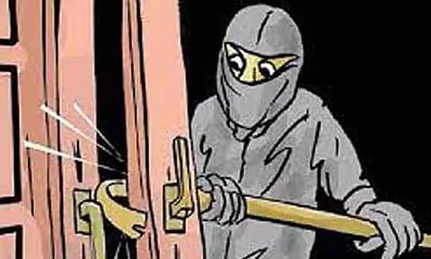 மார்த்தாண்டம் அருகே பாத்திர கடையின் பூட்டை உடைத்து திருட்டு