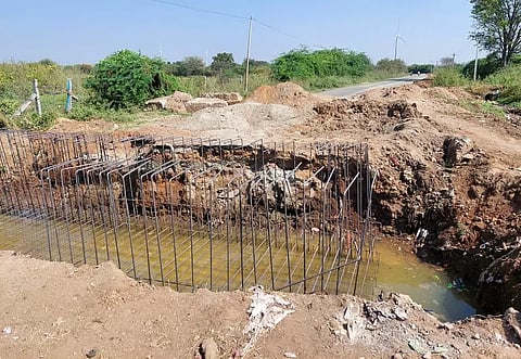 ஆமை வேகத்தில் நடைபெறும் பாலம் கட்டும் பணி