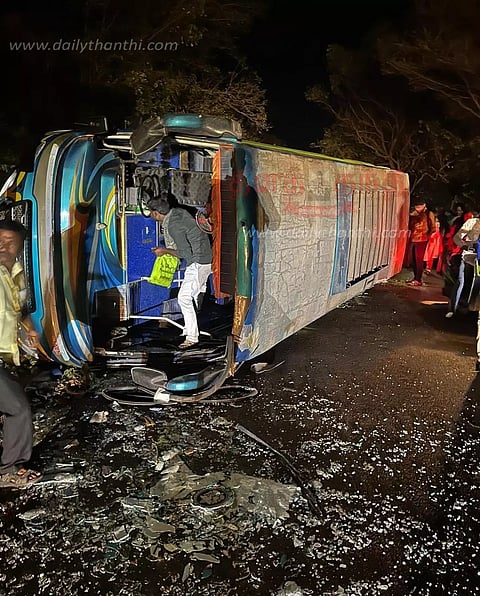 ஏலகிரி மலையில் சுற்றுலா வேன் கவிழ்ந்து 3 பேர் படுகாயம்