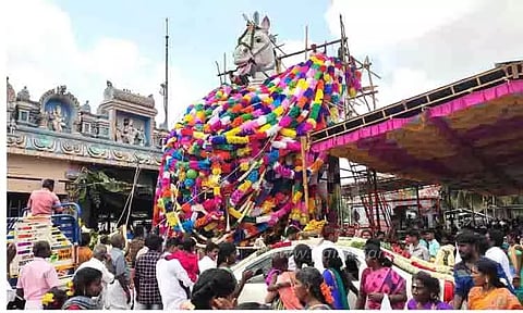 பெருங்காரையடி மிண்ட அய்யனார் கோவில் குதிரை சிலைக்கு காகிதப்பூ மாலைகள்