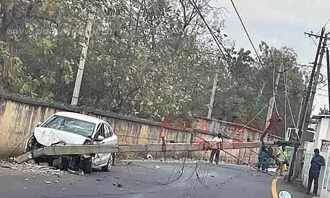 கார் மோதி மின்கம்பம் சேதம்