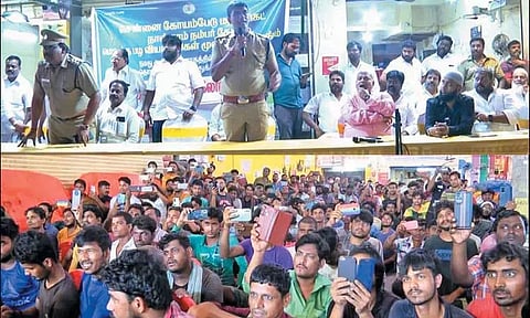 கோயம்பேடு மார்க்கெட்டில் பணிபுரியும் வடமாநில தொழிலாளர்களுடன் போலீஸ் அதிகாரிகள் ஆலோசனை