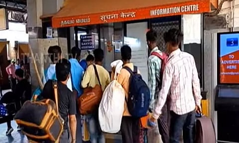 ஹோலி பண்டிகையை கொண்டாட சொந்த ஊர் செல்வதற்காக நாகர்கோவில் ரயில் நிலையத்தில் குவிந்த வடமாநிலத்தவர்கள்