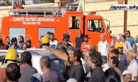 காலி சிலிண்டரை மாற்ற உதவிக்கு வந்த பக்கத்து வீட்டுக்காரர் பலி..! நீலகிரியில் அதிர்ச்சி