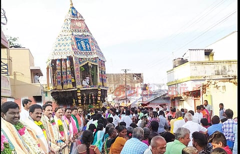 சேந்தமங்கலத்தில்பெருமாள் கோவில் தேரோட்டம்எம்.எல்.ஏ.க்கள் பொன்னுசாமி, ராமலிங்கம் தொடங்கி வைத்தனர்