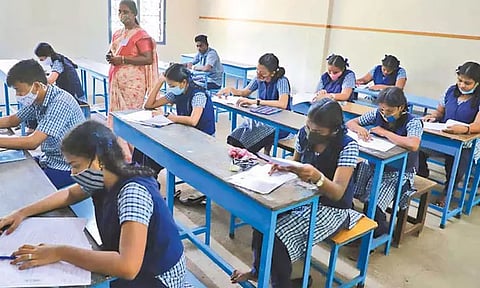 100 சதவீத தேர்ச்சி அளிக்க நெருக்கடி... மாணவர்கள் காப்பி அடிக்க அனுமதிக்கப்படுகிறார்கள் - ஆசிரியர்கள் அதிர்ச்சி தகவல்