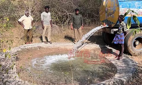 வனப்பகுதியில் குடிநீர் தொட்டிகளில் தண்ணீர் நிரப்பும் பணி