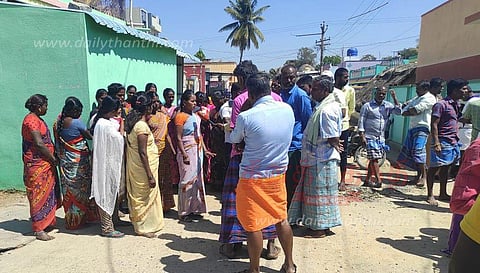 அரசு பள்ளியை பெற்றோர் முற்றுகை