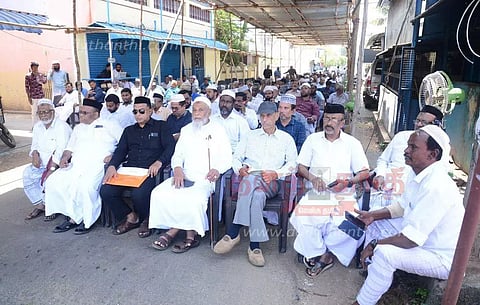 ஜமாத்தார்கள் உண்ணாவிரதம்