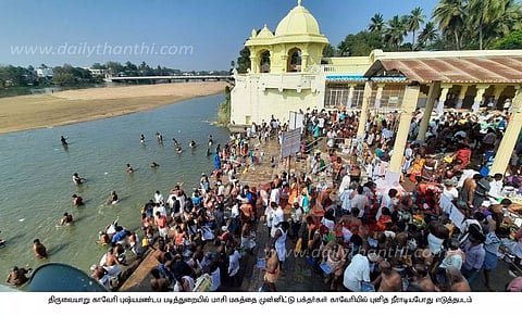 திருவையாறு காவிரி ஆற்றில் திரளான பக்தர்கள் புனித நீராடினர்