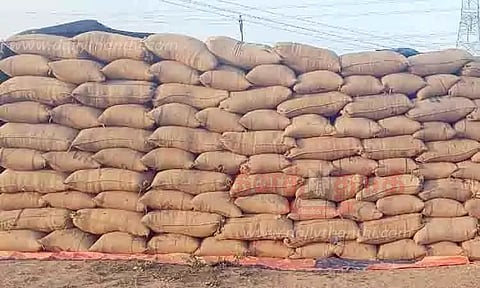 கொள்முதல் நிலையங்களில் நெல் மூட்டைகள் தேக்கம்