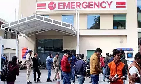 டெல்லி அரசு ஆஸ்பத்திரியில் டாக்டரை சரமாரியாக தாக்கிய பெண் நோயாளி..!