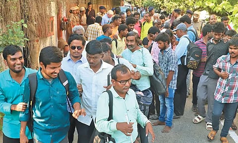 சென்டிரல் ரெயில் நிலையத்தில் ஒலிபெருக்கி அறிவிப்பு நிறுத்தம்: மாற்றுத்திறனாளி மாணவர்கள் போராட்டம்