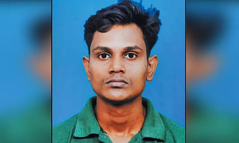 வேலைக்கு சென்ற வாலிபரை கொடுமைப்படுத்துவதாக புகார் 'ஓமன் நாட்டில் சிக்கி தவிக்கும் மகனை மீட்டு தாருங்கள்' - கலெக்டரிடம் தந்தை மனு